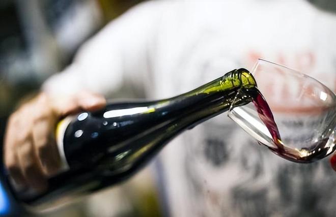 萄酒死磕“又酸又涩”终被消费者抛弃？AG真人登录10年跌9成产量中国葡(图9)