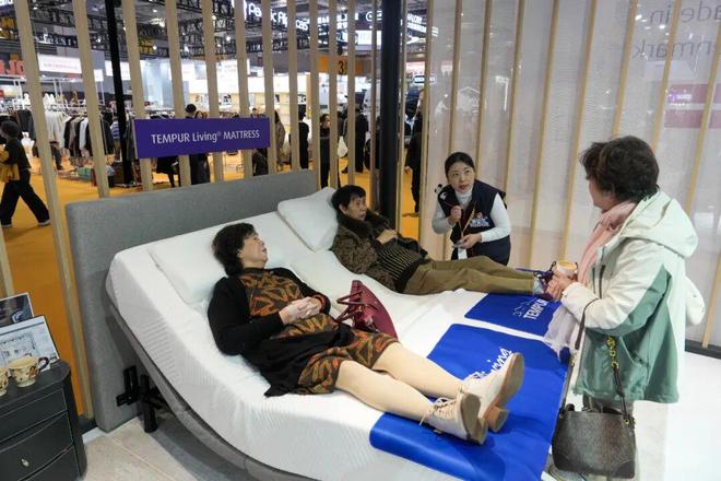 品“骨折价”!许多市民满载而归真正享受到红利ag真人平台第一游戏上海这里人气爆棚多款商(图2) 品“骨折价”!许多市民满载而归真正享受到红利ag真人平台第一游戏上海这里人气爆棚多款商(图2)