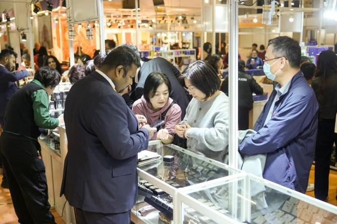 品“骨折价”!许多市民满载而归真正享受到红利ag真人平台第一游戏上海这里人气爆棚多款商(图3) 品“骨折价”!许多市民满载而归真正享受到红利ag真人平台第一游戏上海这里人气爆棚多款商(图3)