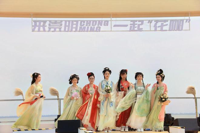 ：白天看花神出画夜晚见铁花星雨AG真人平台崇明堡镇江堤有约(图1)